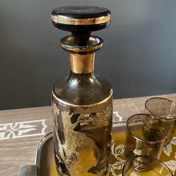 Dark Glass Decanter with 6 Glasses. Gold Bear and Tree Design. - Picture 4 of 6